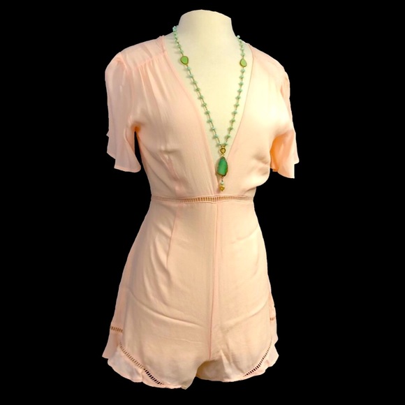 💰SOLD💰Astr Short Sleeve Blush Romper w/ Plunging Neckline - Picture 3 of 8